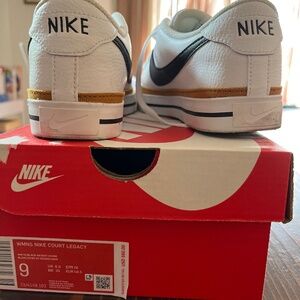 Nike Court Legacy